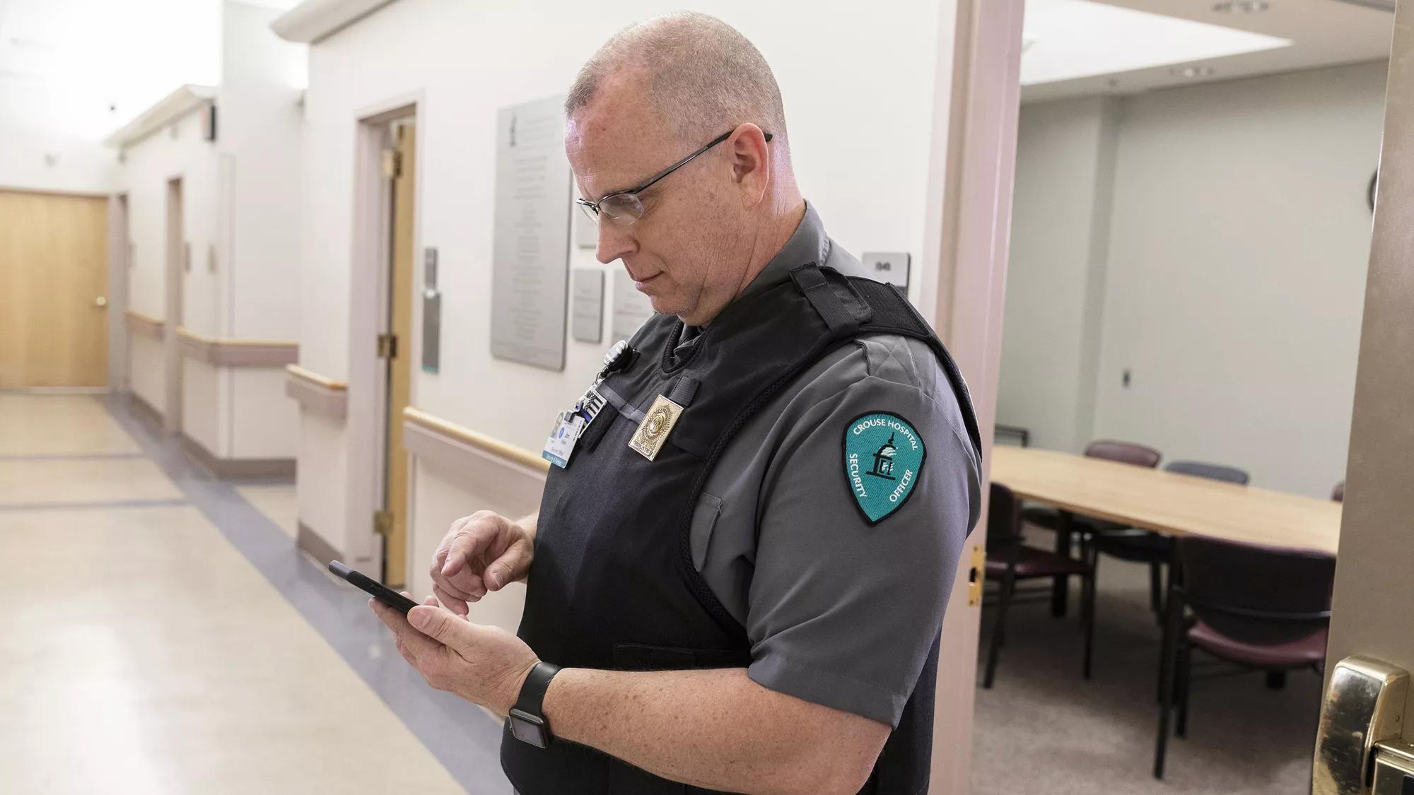 Hospital security guard receives Instant Notifier message from Hugs Infant Protection system. Securitas Healthcare.